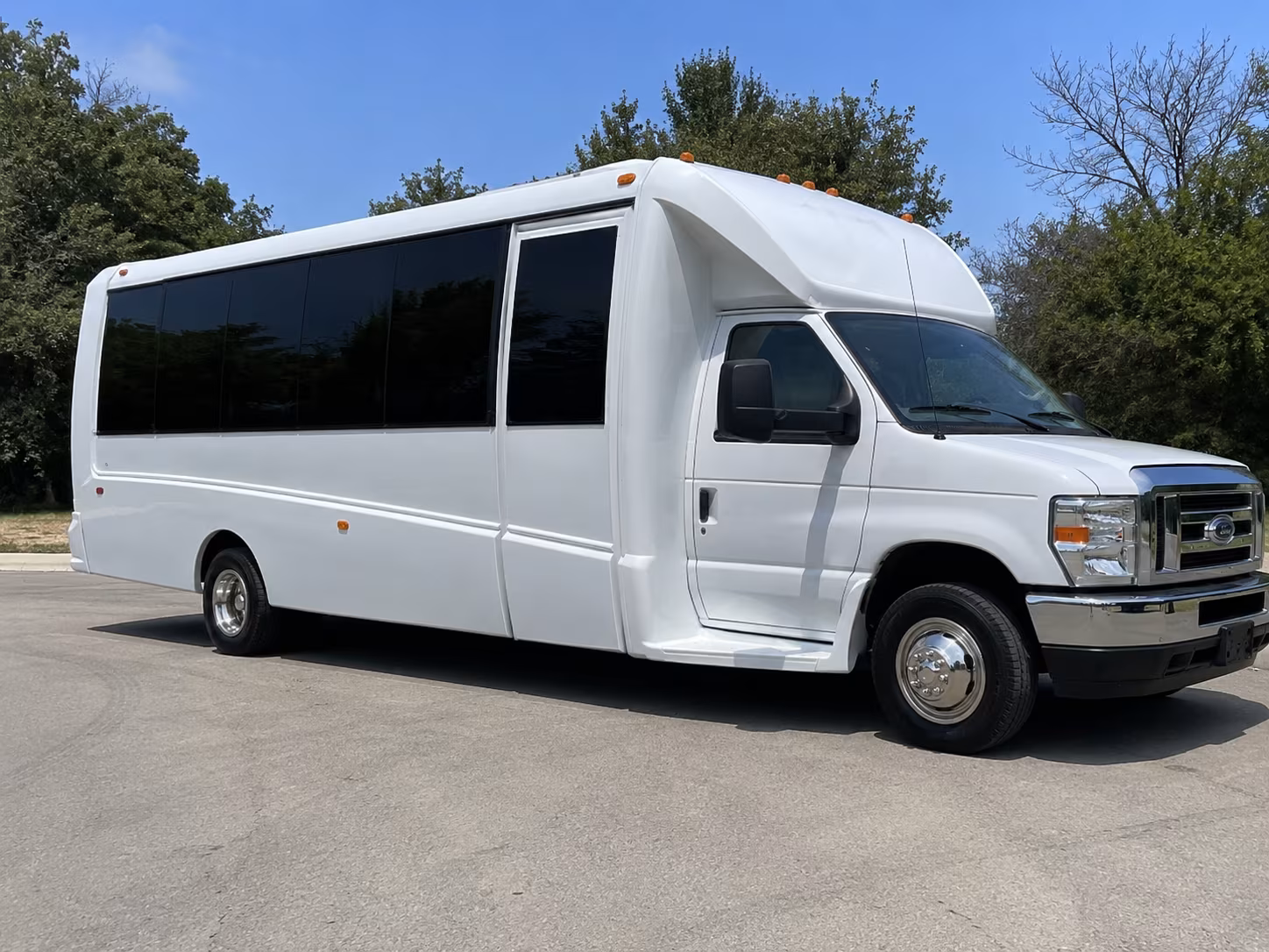 Grand Prairie Birthday, Sweet 16, & Quinceañera Transportation party bus exterior